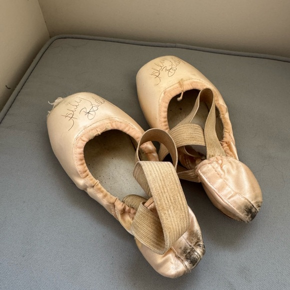 Ashley Boulder signed Pointe Shoes - Picture 5 of 6
